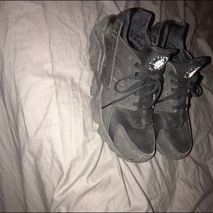 Men black huaraches size 9.5. Perfect condition!